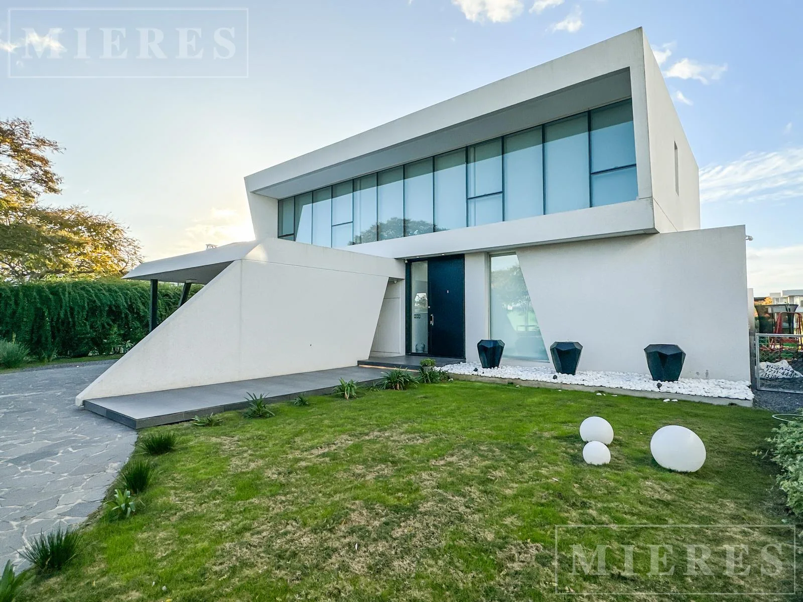 Luxury Lakefront House for Sale in El Golf, Nordelta — authorized listing photo 3