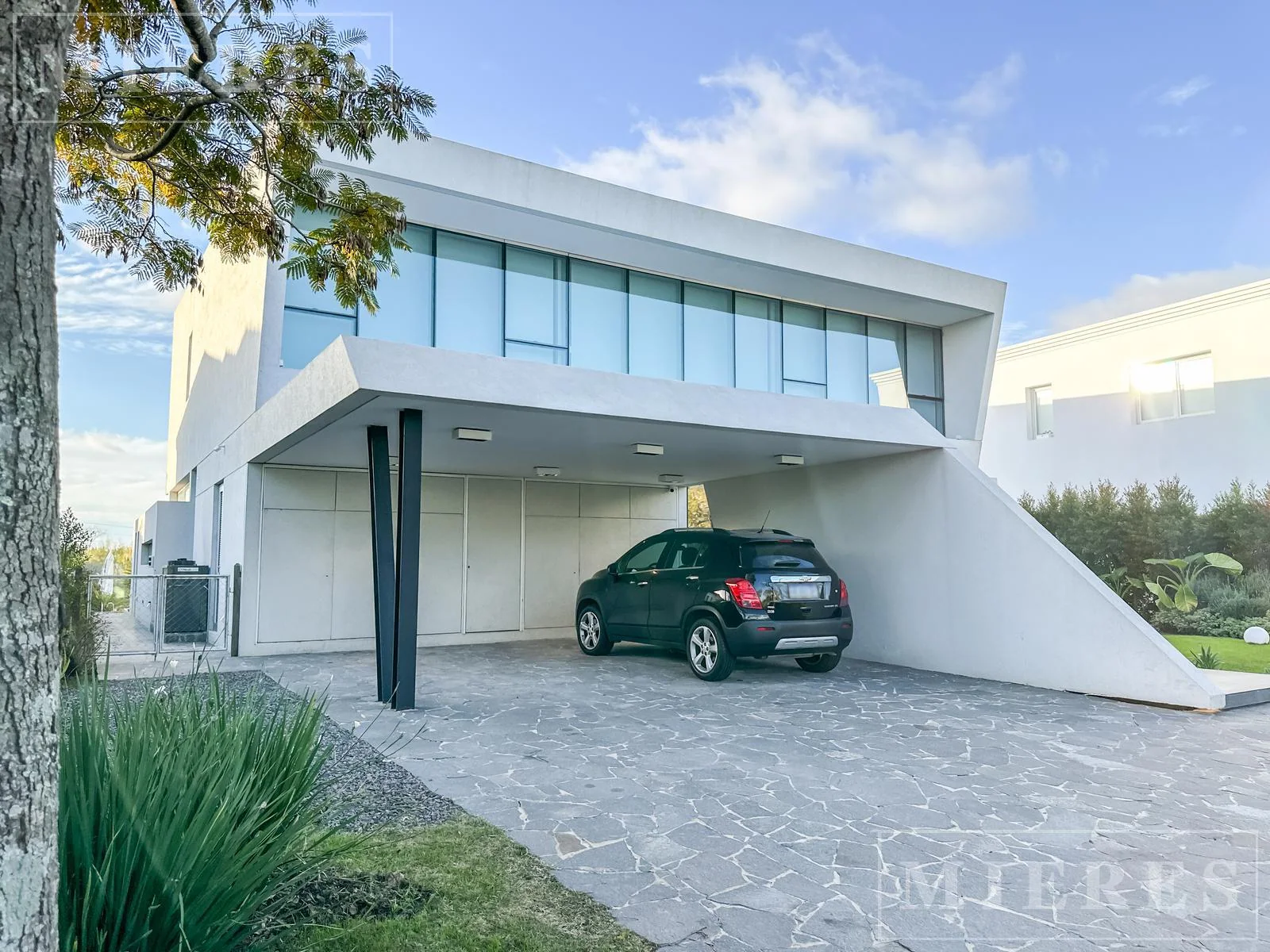 Luxury Lakefront House for Sale in El Golf, Nordelta — authorized listing photo 4