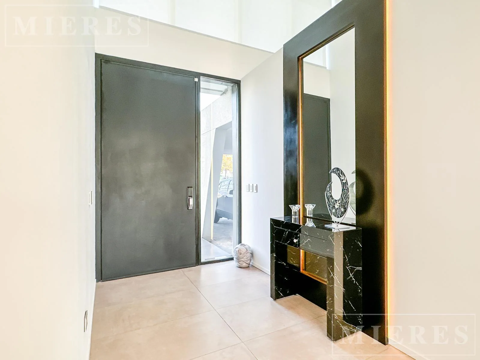 Luxury Lakefront House for Sale in El Golf, Nordelta — authorized listing photo 5