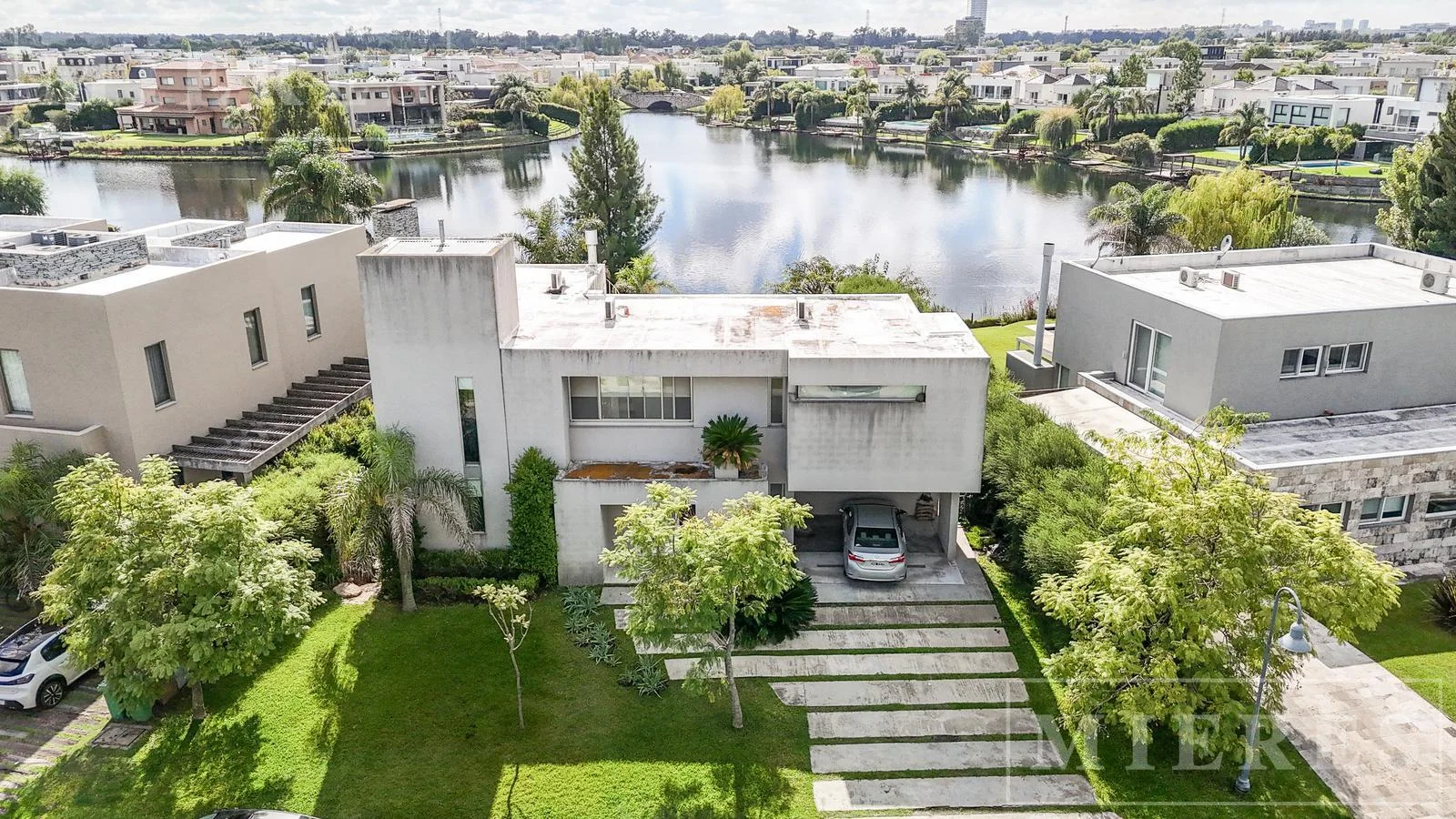 Lakefront House for Sale in Los Alisos, Nordelta — authorized listing photo 2