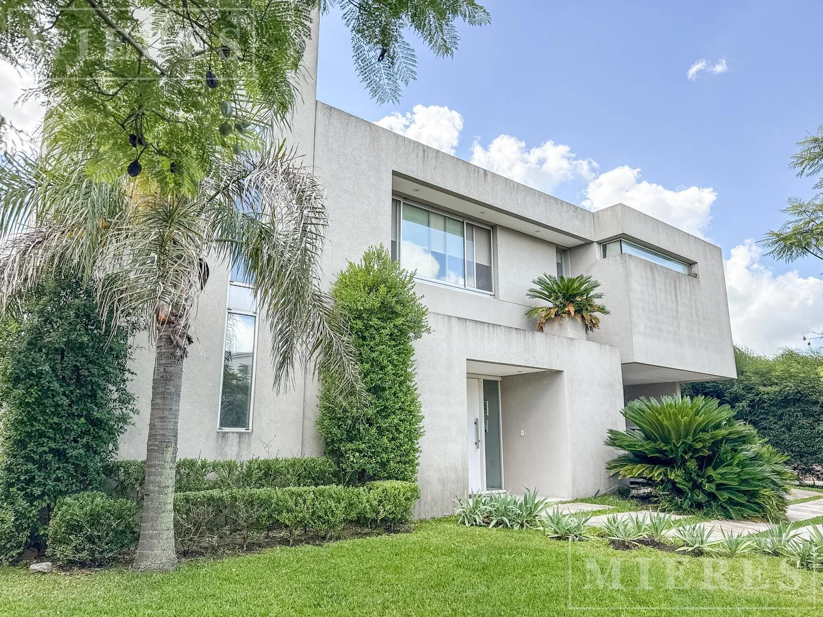 Lakefront House for Sale in Los Alisos, Nordelta — authorized listing photo 3