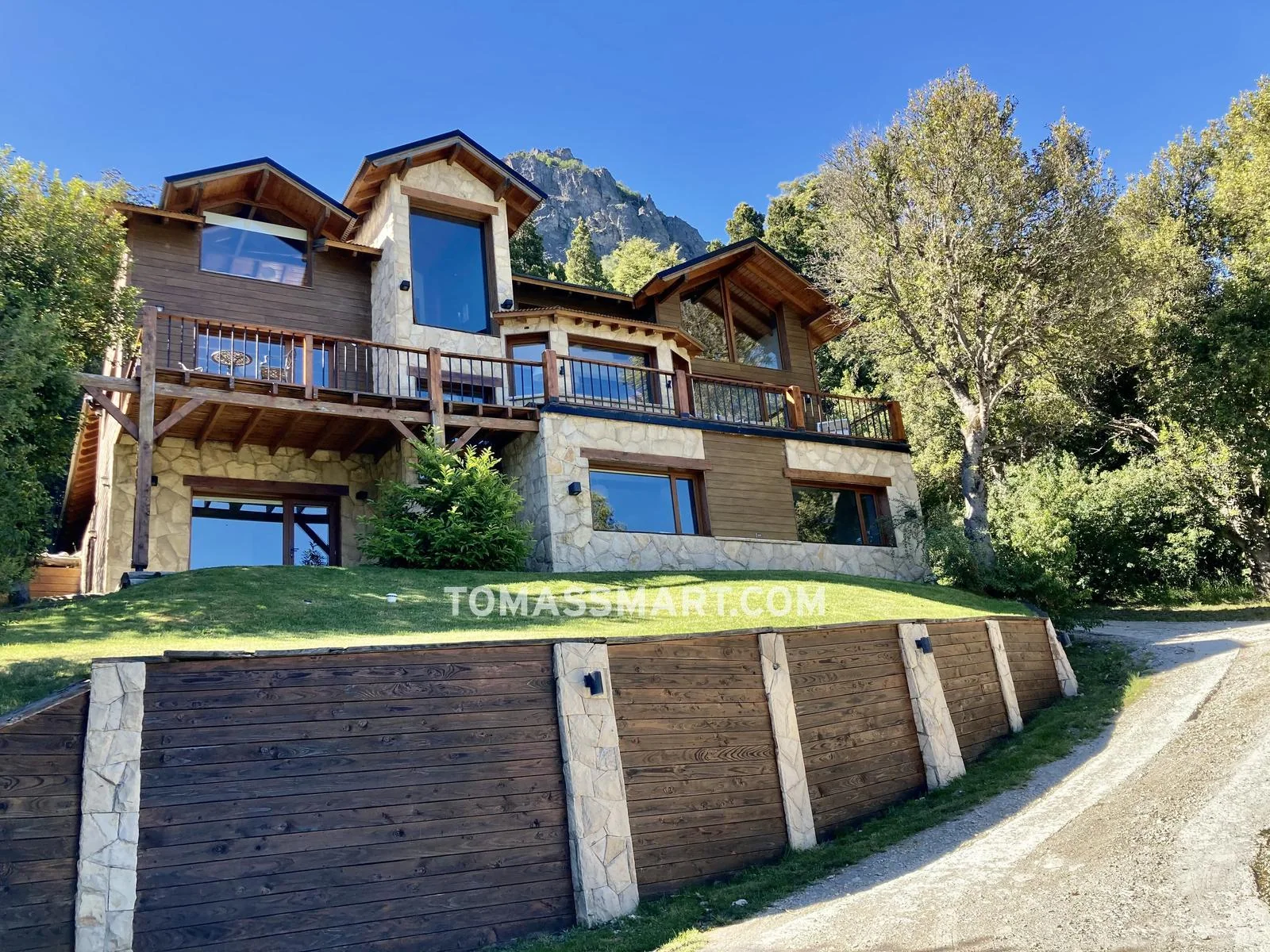 Patagonian House for Sale in Arelauquen — Lake and Mountain Views