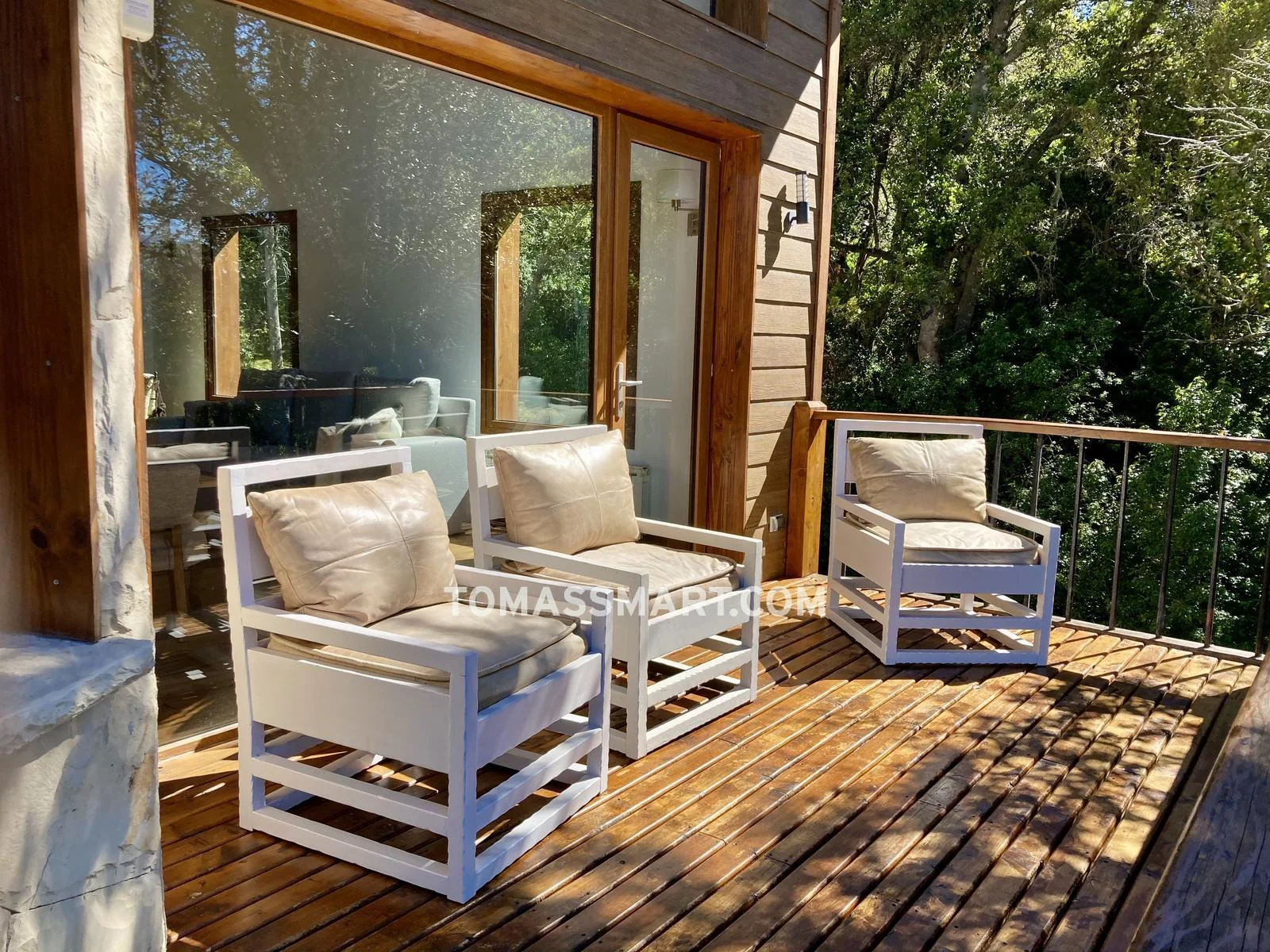 Patagonian House for Sale in Arelauquen — Lake and Mountain Views — authorized listing photo 2