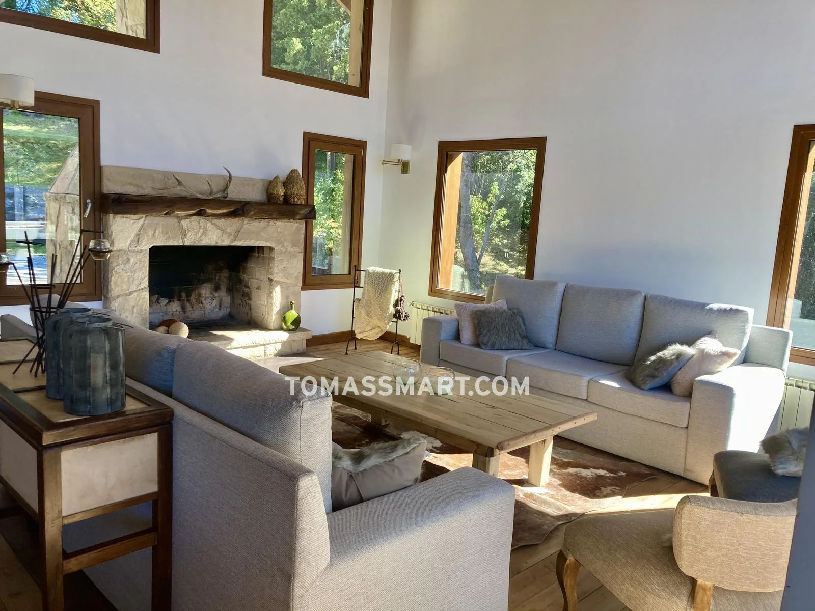 Patagonian House for Sale in Arelauquen — Lake and Mountain Views — authorized listing photo 3